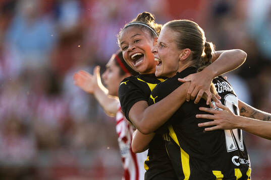 Anna Anvegård of Häcken celebrates with Felicia Schröder