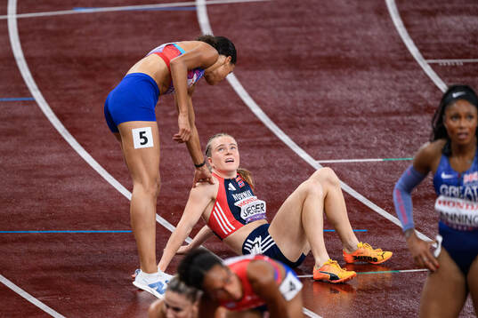 Sydney McLaughlin-Levrone of USA and Henriette Jæger of