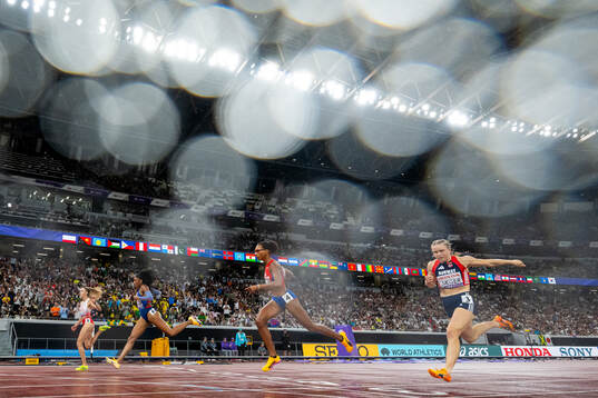 Roxana Gomez of Cuba and Henriette Jæger of Norway compete