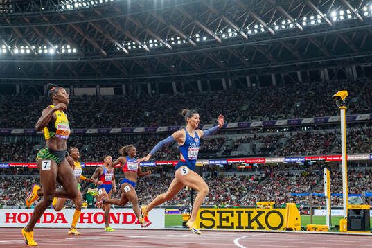 Shericka Jackson of Jamaica and Amy Hunt of Great Britain