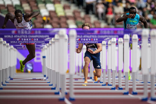 Makenson Gletty of France and Kendrick Thompson of Bahamas