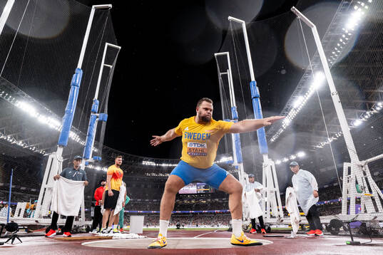 Daniel Ståhl of Sweden testing the ring as the men's