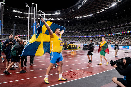 Daniel Ståhl of Sweden celebrates winning gold in men's