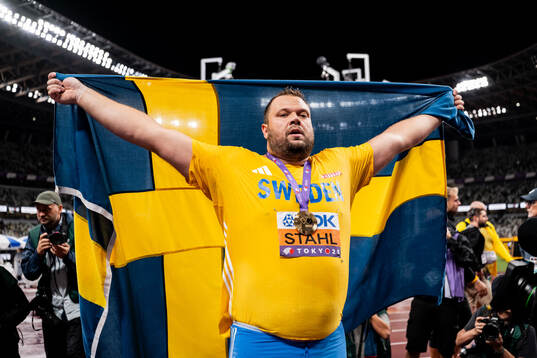Daniel Ståhl of Sweden celebrates winning gold in men's