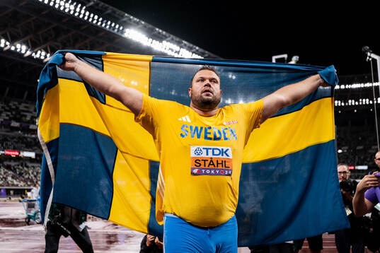 Daniel Ståhl of Sweden celebrates winning gold in men's