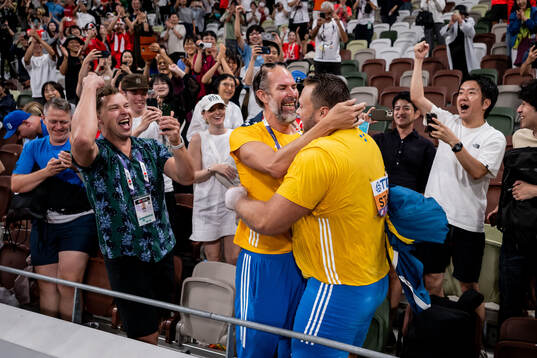 Daniel Ståhl of Sweden celebrate with his coach Staffan