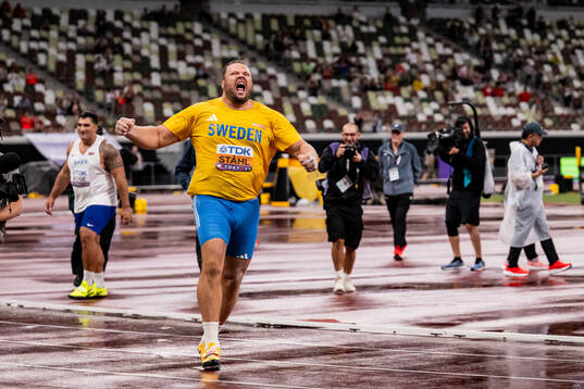 Daniel Ståhl of Sweden celebrates winning gold in men's