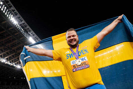 Daniel Ståhl of Sweden celebrates winning gold in men's