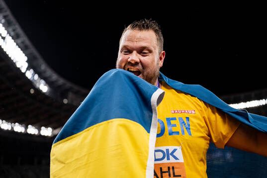 Daniel Ståhl of Sweden celebrates winning gold in men's