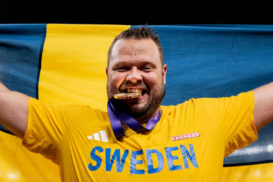 Daniel Ståhl of Sweden celebrates winning gold in men's