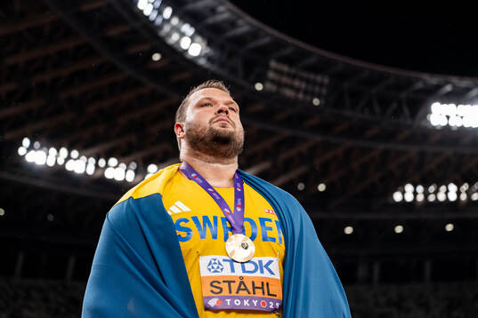 Daniel Ståhl of Sweden celebrates winning gold in men's