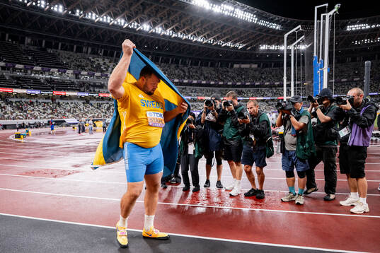 Daniel Ståhl of Sweden celebrates winning gold in men's