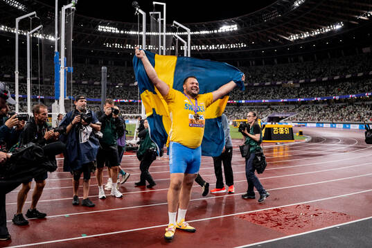 Daniel Ståhl of Sweden celebrates winning gold in men's
