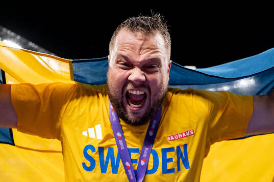 Daniel Ståhl of Sweden celebrates winning gold in men's