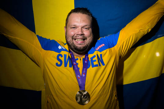 Daniel Ståhl of Sweden poses with his gold medal
