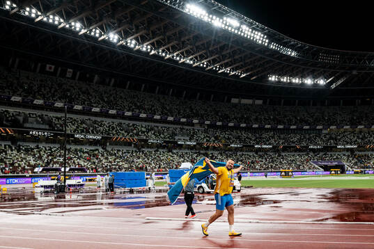 Daniel Ståhl of Sweden celebrates winning gold in men's