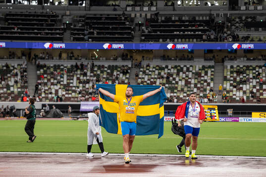 Daniel Ståhl of Sweden celebrates winning gold in men's