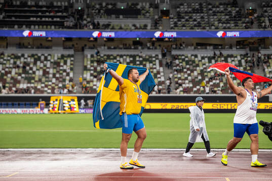 Daniel Ståhl of Sweden celebrates winning gold in men's
