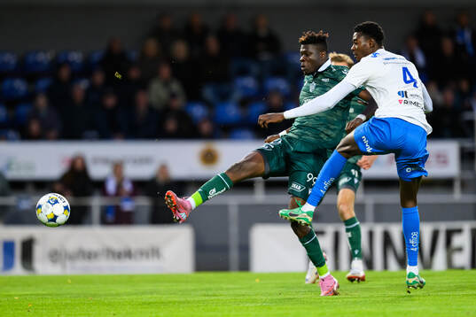 Halmstads Emmanuel Yeboah och Värnamos Rufai Mohammed