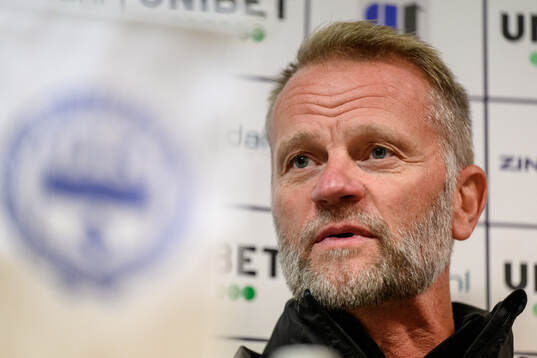 Värnamos tränare Arne Sandstø på en presskonferens
