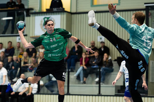 Önnereds Mishels Liaba mot Alingsås målvakt Anton Hagvall