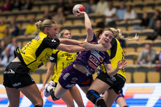 Sävehofs Stina Wiksfors och Skaras Aldis Asta Heimisdottir