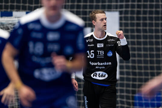 Alingsås målvakt Anton Hagvall jublar
