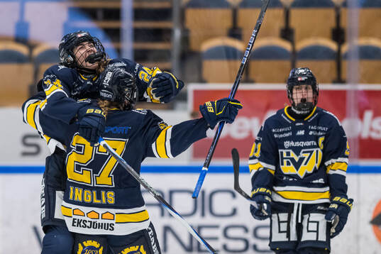 HV71s Adriana Van De Leest och Teghan Inglis jublar