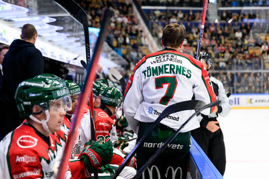 Frölundas Henrik Tömmernes lämnar isen