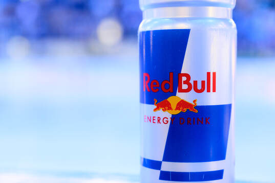 En vattenflaska med logotypen för Redbull