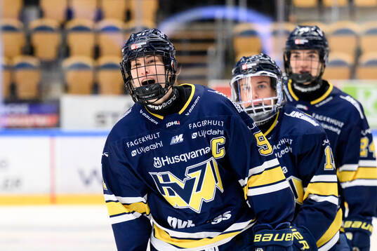 HV71s Emmi Rakkolainen jublar
