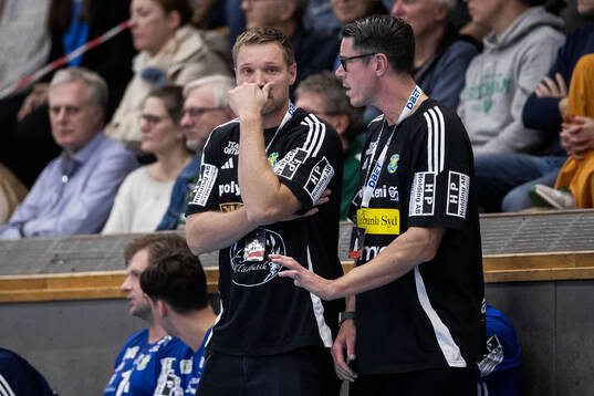 Ystad IFs tränare Oscar Carlén och assisterande tränare