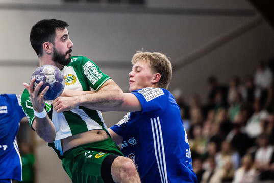Hammarbys Josef Pujol och  Ystad IFs Hugo Lundberg