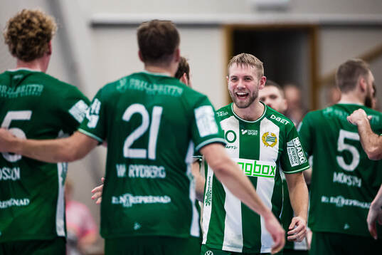 Hammarbys Oliver Wigmark jublar med Gustav Davidsson och