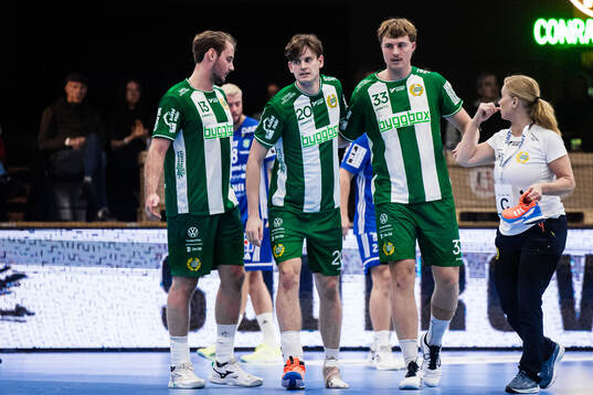 Hammarbys Marcus Lennernäs (m) lämnar planen med skada