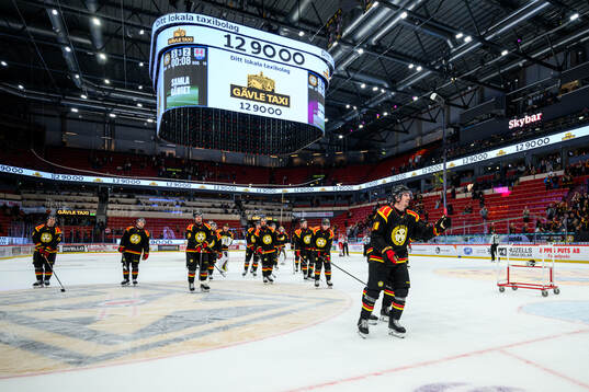 Brynäs Johannes Kinnvall jublar med lagkamrater