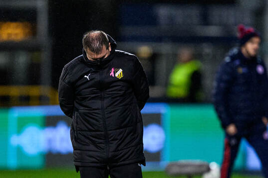 Coach Jens Gustafsson of Häcken looks dejected
