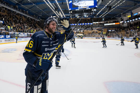 HV71s Joona Luoto jublar