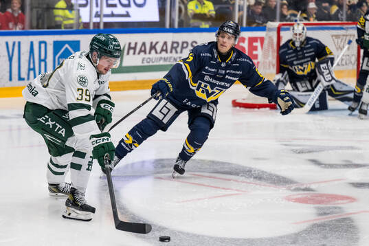 Färjestads Luke Philp och HV71s Lucas Lagerberg