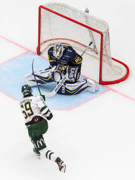 Färjestads Linus Johansson skjuter mot HV71s målvakt