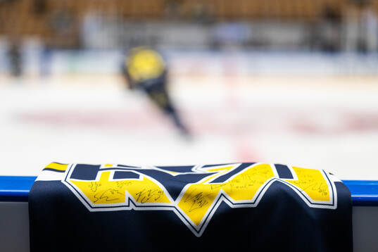 En signerad HV71-tröja hänger på sargen