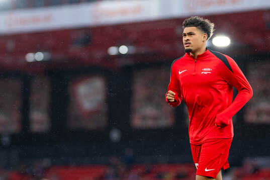 Noah Holm of Brann warms up