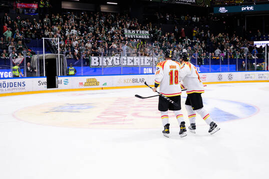 Brynäs Anton Rödin får hjälp av isen
