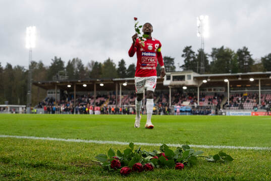 Degerfors Nahom Netabay  hyllar avlidne Ulf Backman,