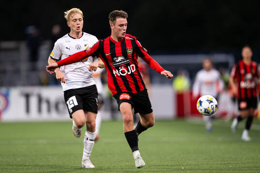 Häckens Isak Brusberg och Brommapojkarnas Kaare Brøckner