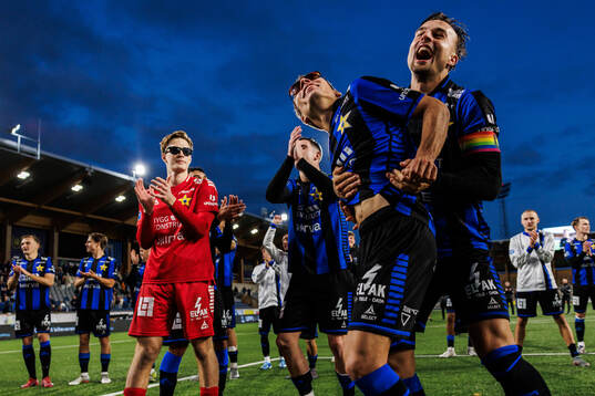 Sirius Leo Walta och Henrik Rönnlöf Castegren jublar