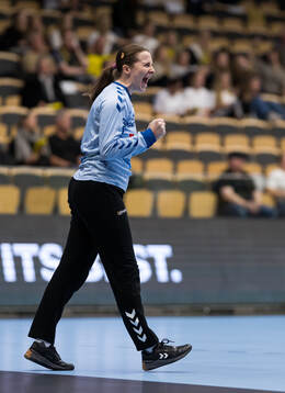 Aranäs målvakt Hanna Eriksson jublar