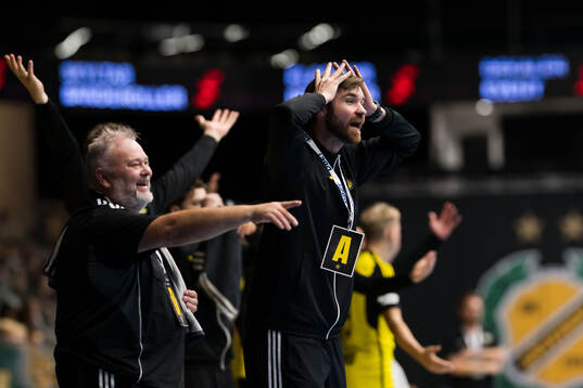Sävehofs huvudtränare Linus Ekman reagerar på ett domslut