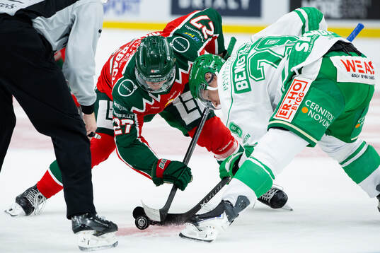 Frölundas Theodor Niederbach tekar mot Rögles Anton