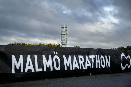 En banderoll med logotypen för Malmö Maraton
